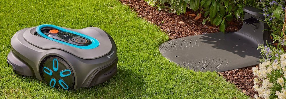Robotermäher auf grünem Rasen